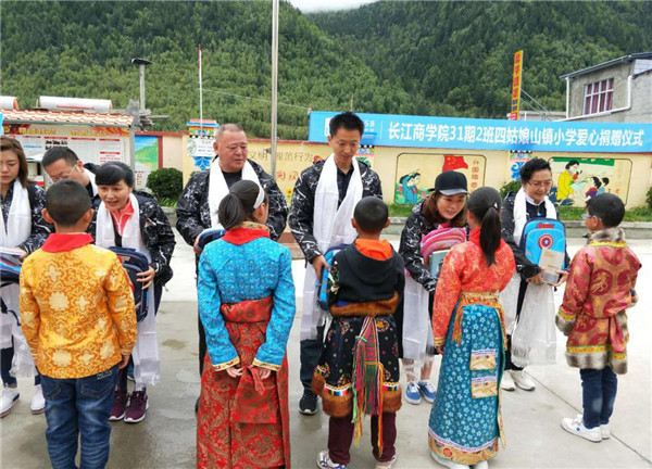 ϵʦ ѧװġŸܾ½𻪸ĹɽСѧװů