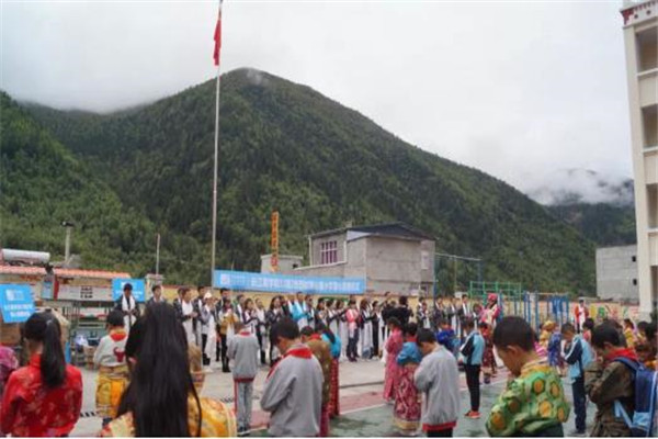 ϵʦ ѧװġŸܾ½𻪸ĹɽСѧװů