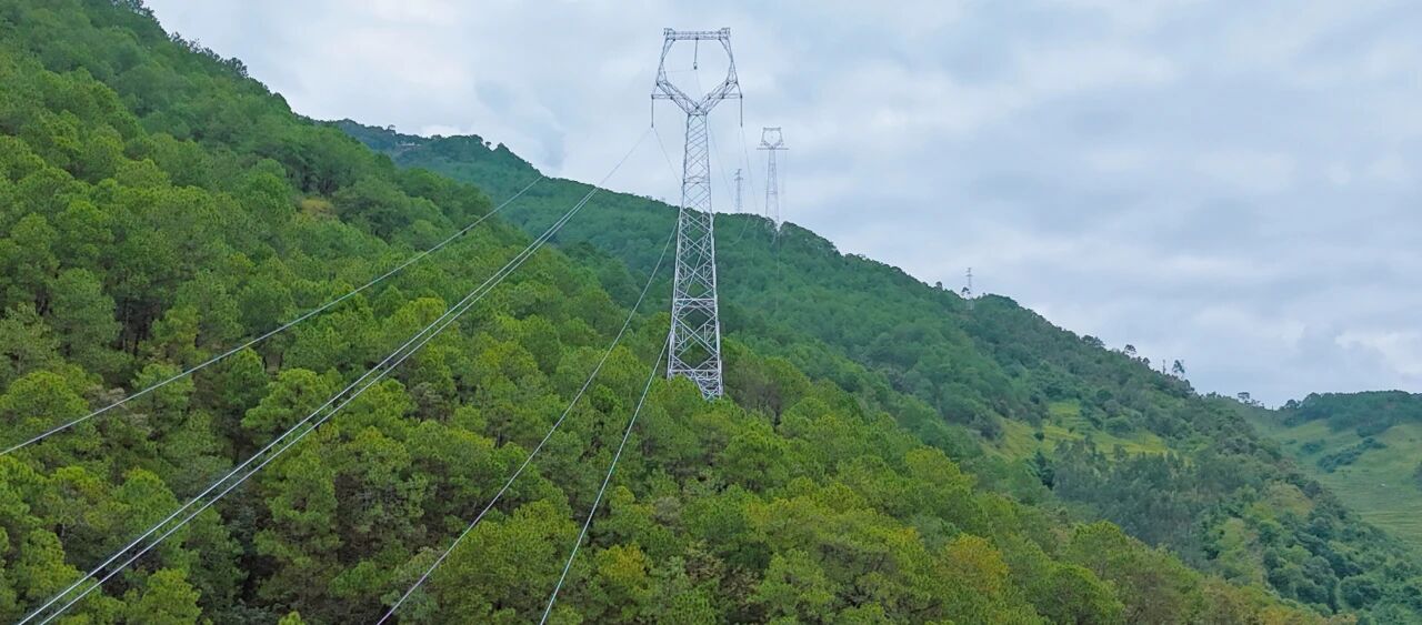 云南丽江白草坪光伏220kV输电线路全线贯通,再添“绿色电力动脉”