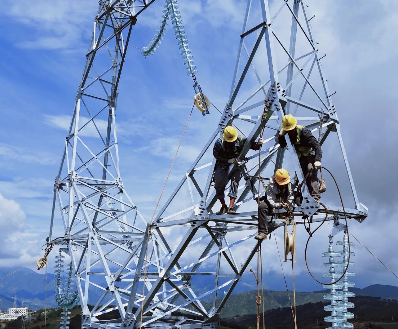 云南丽江白草坪光伏220kV输电线路全线贯通,再添“绿色电力动脉”