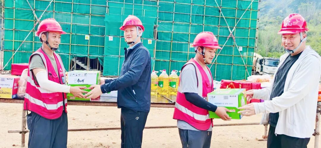 金年会电力集团小湾项目建设迈入新阶段?--主体封顶创速度 一线慰问暖人心